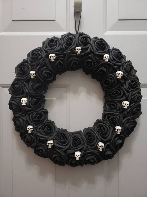 Deer Skull Decor, Halloween Skull Wreath, Gothic Style Home, Front Door Halloween, Terrifying Halloween, Gothic Wall Decor, Halloween Door Wreaths, Skull Wreath, Black Wreath