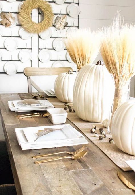 White Fall Decor Ideas, Thanksgiving Table Design, Pumpkin Tablescape, Advent Wreaths, Workbench Ideas, Thanksgiving Pumpkins, Xmas Reindeer, Christmas Tables, Thanksgiving Dinner Table