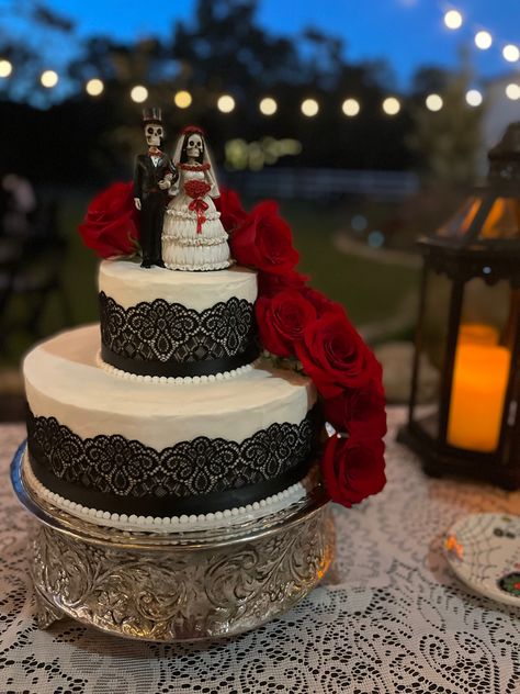 Mexican And Black Wedding, Goth Cakes Wedding, Mexican Gothic Wedding, Spooky Wedding Cake, Chicano Wedding, Halloween Wedding Cake, Day Of The Dead Wedding, Goth Wedding Cake, Small Gothic Wedding Cake