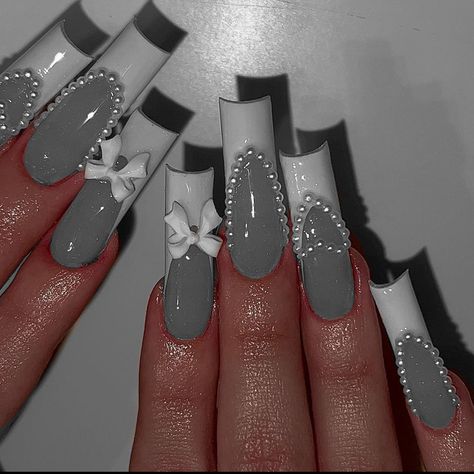 grippersbyangelina on ig Light Gray Nails Acrylic, Simple Gray Nails, Gel Nails Grey, Gray Nails Ideas, Gray Acrylic Nails, Grey And White Nails, Grey Nails Ideas, Gray Nail Designs, Light Gray Nails