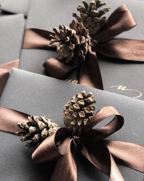 Velvet Christmas Wrapping, Christmas Wrapping Ideas Elegant, Aesthetic Gift Wrapping, Elegant Gift Wrapping Ideas, Christmas Wrap Ideas, Diy Holiday Gift Wrapping, Pretty Gift Wrapping, Christmas Gift Wrapping Diy, Christmas Packages