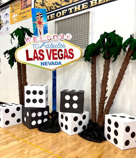 Las Vegas Spirit Week, Las Vegas Hallway Decorations, Diy Las Vegas Decorations, Hoco Decorations, School Positivity, Hoco Decor, Vegas Decorations, Vegas Party Decorations, Vegas Prom