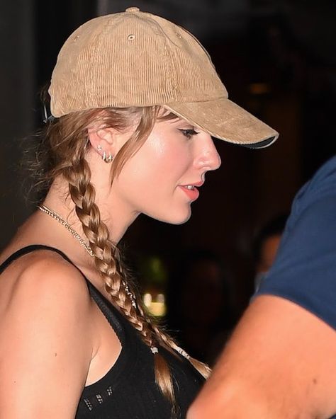 Taylor Swift's New Ear Piercings Just Helped Level Up Her Whole Look Punky Hair, New Ear Piercing, Taylor Swift Images, Double Ear Piercings, Taylor Swift New, B Fashion, Lobe Piercing, Hair Color And Cut, Casual Hairstyles