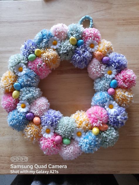 Soft pastel colours mixed with a slightly speckled yarn, white silk daisies and pastel toned mini eggs on a crocheted wreath base. Pom Pom Easter, Easter Pom Pom Crafts, Autumn Pom Pom Wreath, Autumn Pompom Wreath, Summer Pom Pom Wreath, Spring Pom Pom Wreath, Easter Pom Poms, Easter Pompom Wreath, Anthropologie Pom Pom Wreath