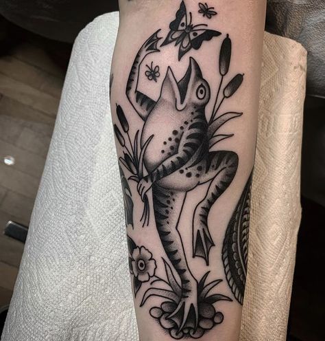 Traditional Tattoo Animals, Arte Hippy, F Tattoo, Indian Feather Tattoos, Ma Tattoo, Traditional Tattoo Inspiration, American Traditional Tattoo Ideas, Traditional Tattoo Ideas, Frog Tattoo