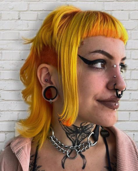 Split Dye Mohawk, Punk Hair Color, Alternative Hair Styles, Weird Haircuts, Haircut Reference, Vegan Hair Dye, Pin Up Tattoo, Tattoo On Thigh, Imperfect Beauty