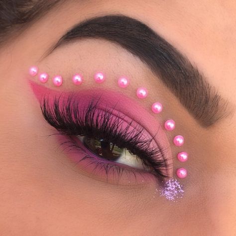 Kimberly Aviles on Instagram: “Pinkie 💕🎀 @midascosmetics_  Flower bomb palette  @lurellacosmetics  Lashes in style Queen • • • • • • • • #euphoria #euphoriamakeup…” Makeup Ojos, Makeup Pictorial, Barbie Makeup, Colorful Eye Makeup, Mermaid Makeup, Creative Eye Makeup, Pink Makeup, Gorgeous Makeup, Girls Makeup