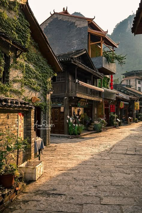 Old Chinese Architecture, Chinese Village Aesthetic, Chinese Neighborhood, China Beautiful Places, Chinese Old House, Old Buildings Photography, Ancient Chinese House, Traditional Japanese Town, Chinese Streets