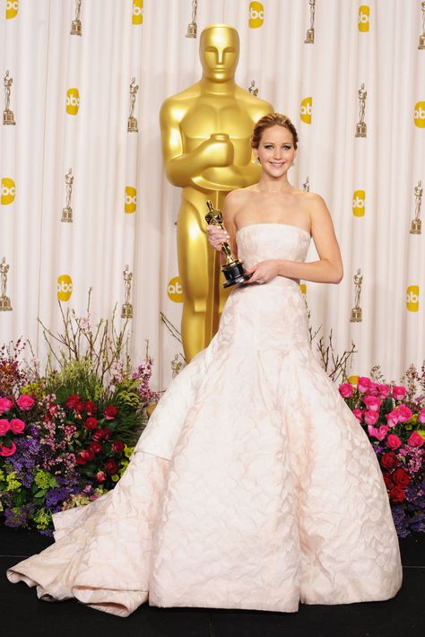 Jennifer Lawrence after winning an Oscar in 2013. Best Oscar Dresses Of All Time, Jennifer Lawrence Oscar, Vestidos Oscar, Best Oscar Dresses, Jennifer Lawrence Style, Red Carpet Dresses Best, Oscar Gowns, Best Actress Oscar, Dior Dresses