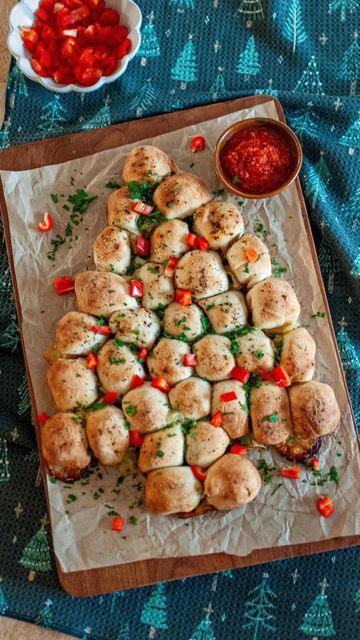 Sarah Reed on Instagram: "This cheesy pull-apart Christmas tree is made with pizza bites and it’s the perfect holiday appetizer! 🎄 It comes together quickly using pre-made pizza dough. Here’s how to make it: You’ll need two rolls of refrigerated pizza dough (I used @pillsbury brand), 1 8oz block of mozzarella cheese, your favorite pizza toppings, olive oil, Italian seasoning, and marinara sauce or pizza sauce for dipping. Pre-heat oven to 425. Cut your mozzarella block into 48 pieces. Roll your pizza dough out into a rectangle and cut each one into 24 pieces. Add your mozzarella and toppings to your cut up pizza dough. I did half with pepperoni + mozzarella, some plain mozzarella, and some pesto + mozzarella. Carefully wrap up each pizza bite, sealing it up as best you can. Line a ba Pull Apart Pizza Bites, Pizza Bites Appetizer, Pepperoni Pizza Bites, Pesto Mozzarella, Refrigerated Pizza Dough, Mozzarella Pizza, Cheesy Pizza, Holiday Appetizer, Pizza Bites