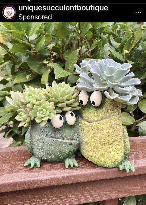 Pottery Sculpture Ideas, Vasos Vintage, Pottery Animals, Garden Figurines, Sculpture Art Clay, Clay Planters, Sculpture Ideas, Garden Animals, Garden Pottery