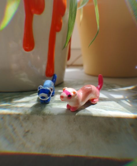 small assistants for artists or decorational desk buddies Polymer Clay Ferret, Tiny Clay Things Easy Simple, Polymer Clay Desk Buddies, Cute Air Dry Clay Ideas Easy, Clay Desk Buddies, Desk Pals, Shark Crafts, Desk Pets, Desk Buddies