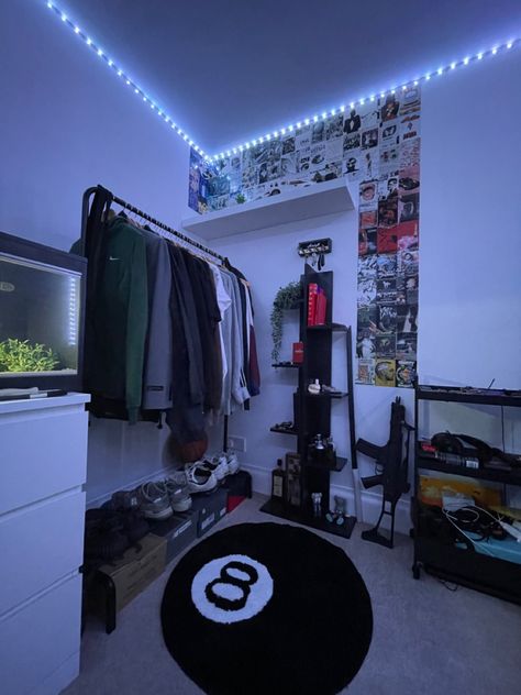 Guys Room Aesthetic, Mens Room Decor, Sneakerhead Room, Mens Bedroom Decor, Hypebeast Room, Bedroom Redesign, Cool Room Decor, Chill Room, Retro Room