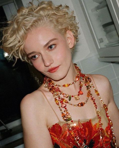 Curly Crop, Garner Style, Julia Garner, Short Hair Images, Gamine Style, Blonde Curls, Short Haircut, Vogue Magazine, Short Curly Hair