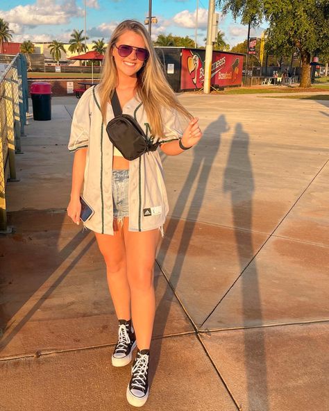 Baseball Style Outfits, Ballpark Outfit, Sporty Outfit Ideas, Baseball Jersey Outfit Women, Baseball Shirt Outfit, Baseball Jersey Outfit, Sporty Outfit, Vintage Clothing Boutique, Rolled Up Jeans