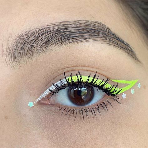 Colorful Graphic Liner, Geometric Makeup, Color Eyeliner Makeup, Eyeliner Aesthetic, Uv Makeup, Manga Lashes, Morning Makeup, Cute Eye Makeup, Makeup Face Charts