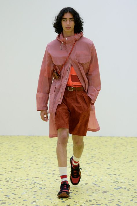 Paul Smith Spring 2022 Menswear Fashion Show | Vogue Paul Smith Menswear, Mens Runway, Gents Fashion, Male Fashion Trends, Model Art, Menswear Fashion Show, Vogue Russia, Live Fashion, Blood Red