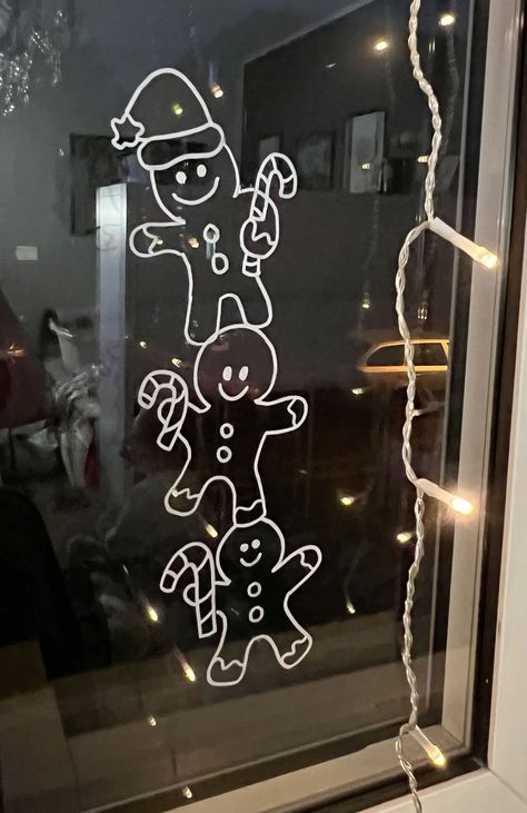 Christmas Window Painting Free Template, Glass Window Christmas Decor Ideas, Winter Christmas Window Painting, Christmas Window Marker Ideas, Christmas Window Art Diy, Window Art Christmas Ideas, Window Drawings Christmas, Christmas Window Decorations Paint, Gingerbread Window Painting