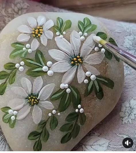 Painting Flowers On Rocks, Flower Rock Painting Ideas, Painted Rocks Flowers, Painted Rock Flowers In Garden, Rock Flowers In Garden Stone Art, Floral Painted Rocks, Lotus Painted Rock, Small Rock Garden Ideas, Rock Flowers On Wood