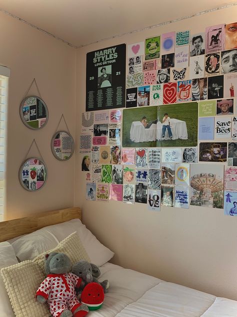 harrycore room aesthetic Harrycore Room, Harry Styles Themed Room, Harry Styles Room Decor Aesthetic, Harry Styles Room Decor, Harry Styles Room, Fangirl Room, Teen Room Designs, Unique Bedroom Design, Harry Core