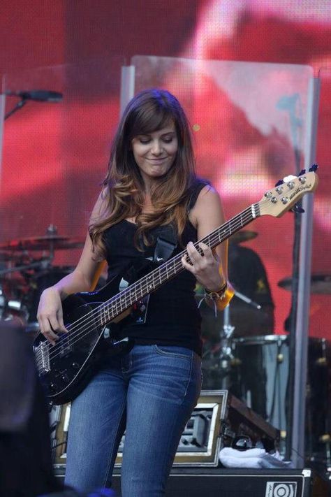 Marta Altesa, youtuber bassist Female Rock Stars, Rock And Roll Girl, Bass Guitar Lessons, Bass Players, Women Of Rock, Guitar Girl, Musica Rock, Female Guitarist, Female Musicians