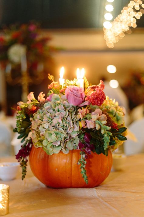 Fall Tray Decor, Tray Decor Ideas, Wildflower Centerpieces, Outdoor Fall Decor Ideas, Outdoor Fall Decor, Fall Tray, Pop Up Dinner, Green Wedding Flowers, Green Tablecloth