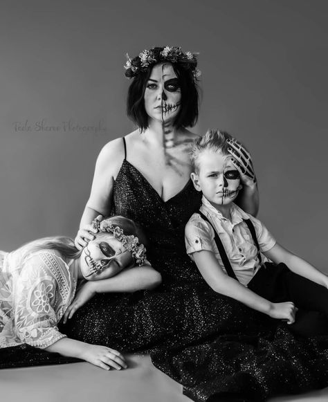 Black and white Halloween Skeleton family portrait photography Halloween Photoshoot Family Of 3, Skeleton Family Photoshoot, Spooky Photoshoot Ideas Family, Goth Family Photoshoot, Wednesday Addams Photoshoot, Gothic Family Photoshoot, Dark Family Photoshoot, Skeleton Photoshoot, Sharee Photography