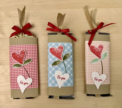 Wrap Chocolate Bar, Stampin Up Candy Bar Holder, Candy Wrapper Crafts Diy, Chocolate Bar Gift Wrap, Candy Bar Wrapper Ideas, Valentine Hershey Bar Wrapper, Stampin Up Candy Bar Wrapper, Candy Bar Valentines Ideas, Chocolate Bar Wrapping Ideas