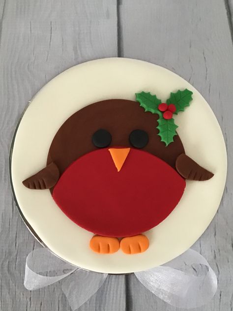 Robin Christmas Cake Decorating Ideas, Christmas Cake Decorations Simple, Christmas Novelty Cakes, Robin Christmas Decoration, Robin Cupcakes, Robin Christmas Cakes, Robin Christmas Cake, Fondant Christmas Cake Ideas, Christmas Cake Decorating Ideas Round