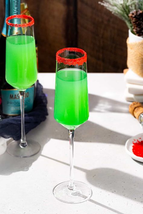 Grinch Cocktail With Blue Curacao, Grinch Champagne Drink, Grinch Mimosa Recipe, Grinch Mimosa, Cocktails With Blue Curacao, Green Mimosa, Holiday Mimosa, Grinch Cocktail, Grinch Drink