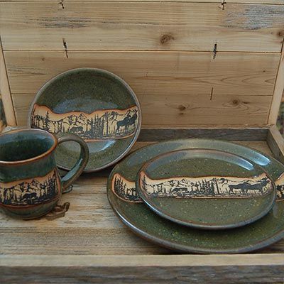 Rustic Dinnerware, Home Decor Shelves, Cerámica Ideas, Rustic Cabin Decor, Cabin Lodge, Lodge Style, Lodge Decor, Mountain Scene, Pottery Pieces