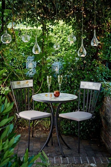 Pendant lights are a pretty and simple way to create mood in a garden. Garden Nook, Small Courtyard Gardens, Courtyard Gardens Design, Small Courtyards, Secret Gardens, Have Inspiration, The Secret Garden, Cool Ideas, Garden Seating