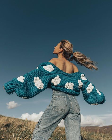 Cardigan Photoshoot, Kylie Katich, Cloud Cardigan, Have A Good Weekend, Bohemian Clothes, Photo Instagram, Fashion Photoshoot, Cropped Cardigan, Winter Sweaters