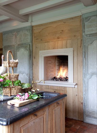 Oregon Cabin, Wood Fire Oven, Kitchen With Fireplace, House Beautiful Kitchens, Fireplace Cooking, Vintage Modern Kitchen, Fireplace Design Ideas, Fire Oven, Oven Fireplace