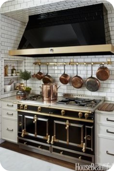 Architecture Restaurant, Kitchen Ingredients, Small Apartment Kitchen, Kitchen Stove, Kitchen Trends, Apartment Kitchen, Black Kitchens, Beautiful Kitchens, Pots And Pans