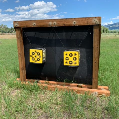 Free standing, mobile, 4 season, wind-resistant archery target stand/backstop. Archery Backstop Diy, Diy Archery Target Backstop, Archery Range Backyard, Backyard Archery Range Diy, Archery Backstop, Apocalypse Training, Hunting Ground Blinds, Archery Target Stand, Diy Archery Target