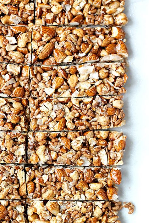 Homemade KIND Bars rival the version of the oh so good, but hard to come by… Chai Bars, Sunday Crockpot, Handheld Snacks, Homemade Kind Bars, Homemade Bars, Quinoa Bars, Sugary Treats, Energy Bars Recipe, Nut Bars