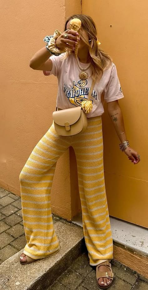 Backpacker Outfits, Yellow Pants Outfit, Portuguese Style, Style Désinvolte Chic, Latest Summer Fashion, European Summer Outfits, Yellow Pants, Casual Outfit Inspiration, Inspo Looks