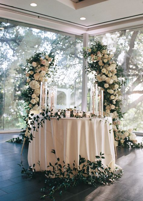 Wedding Main Table Decor Elegant, Floral Arch Sweetheart Table, Sweetheart Table Inspiration, Sweetheart Table Flowers Wedding, Sweetheart Table With Arch, Arch Behind Sweetheart Table, Sweetheart Table Arch, Arch Sweetheart Table, Sweetheart Table Floral Arrangement