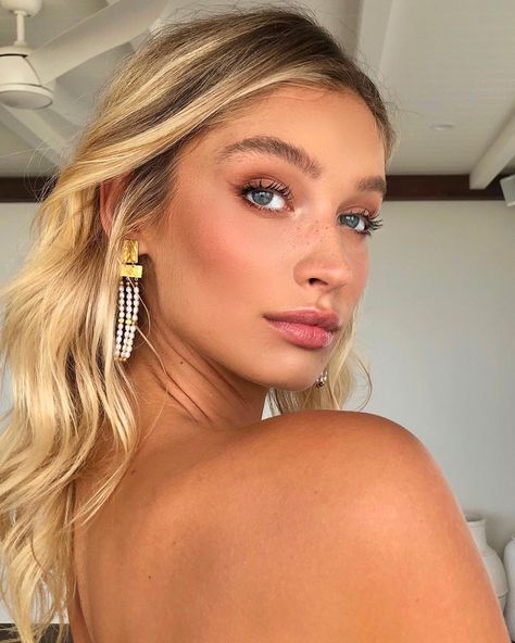 Soft Glam Boho Makeup, Super Natural Prom Makeup, Bridesmaid Makeup Yellow Dress, Glowy Makeup Bronze Formal, Sun Kissed Wedding Makeup, Light Prom Makeup For Blue Eyes, Prom Make Up Natural, Light Prom Makeup Natural, Make Up Looks For Blondes