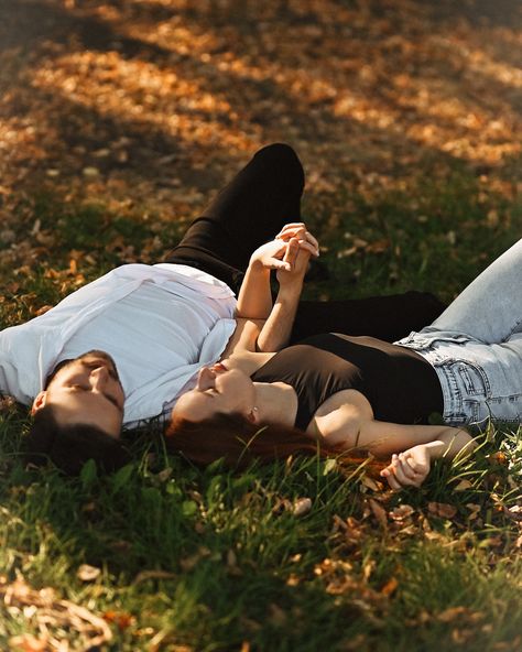 Country Couple Poses, Barn Engagement Photos, Country Couple Photoshoot, Country Couple Photos, Couple Photoshoot Ideas, Country Couple, Barn Pictures, Fall Portraits, Photo Prompts