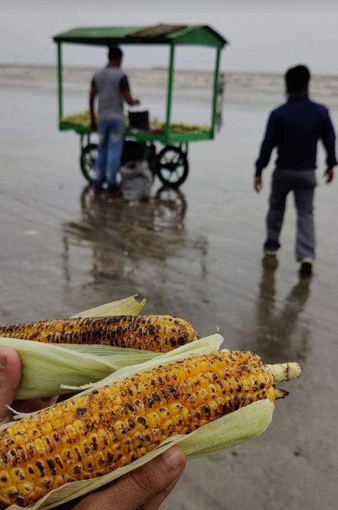 Bhutta in rainy season 😋😌 Food In Rainy Season, Bhutta Corn Photography, Bhutta Corn Snapchat, Rainy Season Photography, Rainy Season Aesthetic, Rainy Season Photos, Monsoon Aesthetic, Mumbai Monsoon, Rainy Vibes