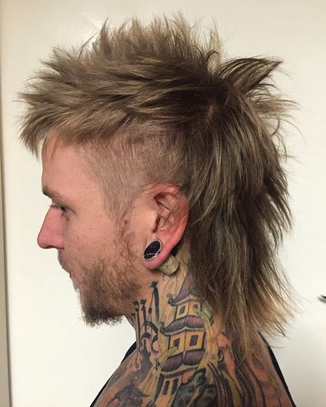 In case you didn’t know mullet haircut is that one cut that will allow you to wear business in the front while rocking the party in the back! Mohawk For Men, Mullet Hairstyles, Mohawk Mullet, Mohawk Hairstyles Men, Monochrome Makeup Look, Hairstyle Men, Mullet Haircut, Modern Mullet, Modern Haircuts