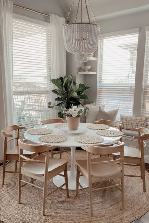 White Dinning Room Table, White Dining Table Decor, White Dinning Room, Cream Dining Room, White Dining Room Table, Round Dining Table Decor, White Dining Room Sets, White Round Dining Table, White Round Tables