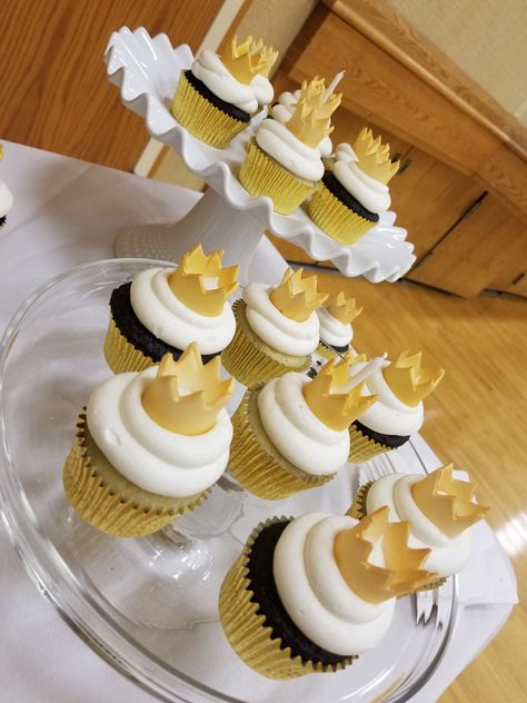 1st Birthday King Theme, Gold Birthday Cupcakes Ideas, King Themed First Birthday, Mr Onederful Birthday Cupcakes, Prince First Birthday Party Boys, Two Legit To Quit Photoshoot, Notorious One Cupcakes, King Birthday Party, King First Birthday Theme