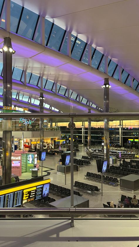 Heathrow Aesthetic, Airport Shopping Aesthetic, Heathrow Airport Snapchat, Airport Photos Instagram, Uk Airport Snapchat, Heathrow Airport Aesthetic, London Airport Aesthetic, London Airport Snapchat, London Heathrow Airport Aesthetic