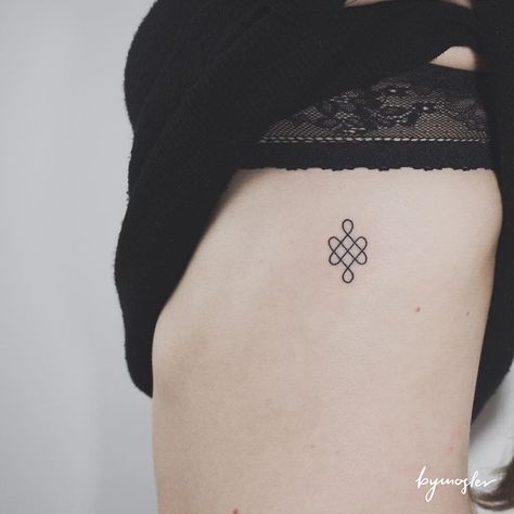 Celtic Knot Tattoo Minimalist, Celtic Knot Tattoo For Women, China Sorrows, Infinity Knot Tattoo, Small Celtic Tattoos, Meaning Symbols, Tattoos Minimal, Celtic Tattoo For Women, Celtic Tattoos For Men