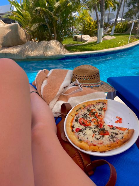 Food By The Pool, Lunch By The Pool, Brownies Ideas, Aesthetic Pizza, Pool Shoot, Food Beach, Pizza Photo, Food Lab, Pizza Food