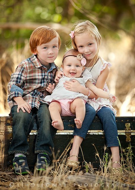 Sibling Photography Poses, Fall Photo Props, Sibling Photo Shoots, Cousin Photo, Summer Family Pictures, Easter Photoshoot, Family Photos With Baby, Sibling Poses, Summer Family Photos