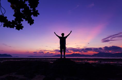 Alone man standing holding his hand up and see landscape scenery view in sunset time Premium Photo 16:9 Backgrounds, Photo Frame Tree, Chill Mix, Quotes Writing, Sunset Time, Tree People, Christmas Tree Background, Beautiful Christmas Cards, Landscape Background